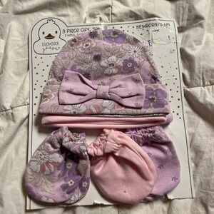 Set of matching hats and mittens